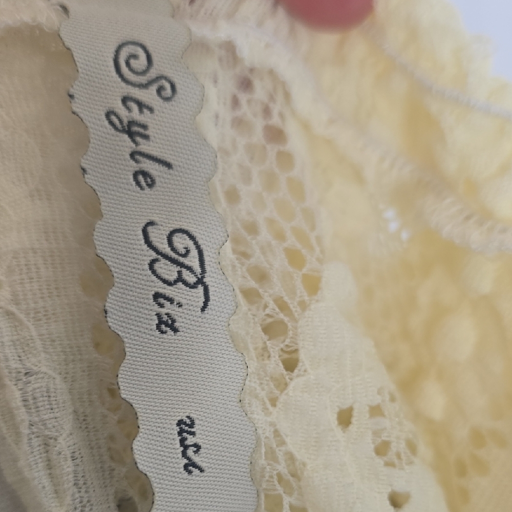 Lizard Thicket Cream Lace Ruffle Blouse - Picture 5 of 6